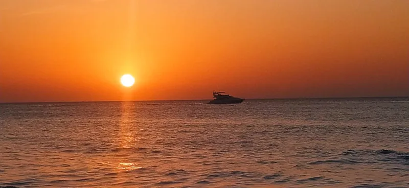 Lancha en el horizonte al atardecer