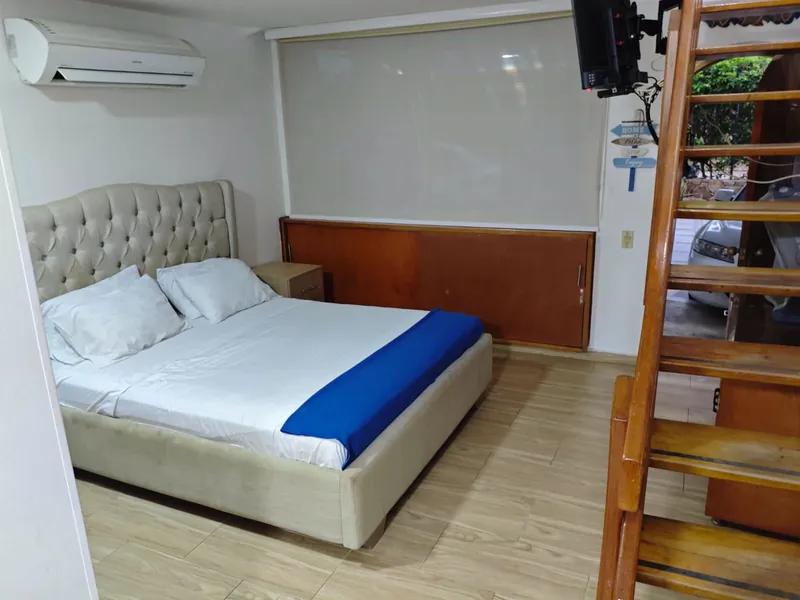 Ambiente principal del nivel de descanso, con cama Queen y aire acondicionado