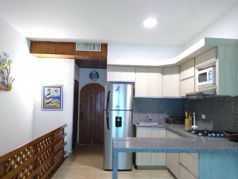 Cocina tipo americana con barra desayunadora en el nivel social