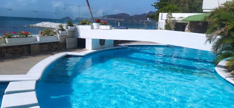 Piscina del edificio con vista a la bahía
